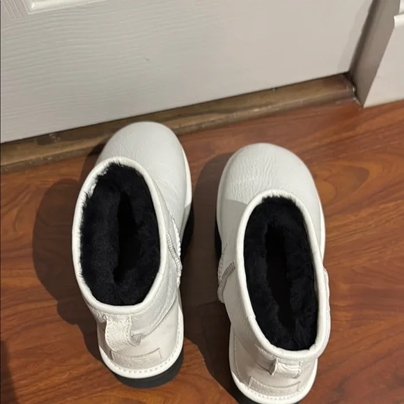 UGG Classic White Leather Platform Minis - Picture 6 of 6